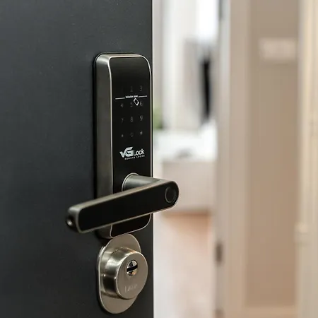 Quiet Courtyard Near Old Town Apartment *